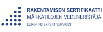 Logo, jossa vasemmalla on sininen, portaittain nouseva pistekuvio. Oikealla on kolme riviä tekstiä: ylin rivi 'RAKENTAMISEN SERTIFIKAATTI' tummansinisellä, keskimmäinen rivi 'MÄRKÄTILOJEN VEDENERISTÄJÄ' vaaleammalla sinisellä ja alin rivi 'EUROFINS EXPERT SERVICES' vielä vaaleammalla sinisellä. Tausta on valkoinen.